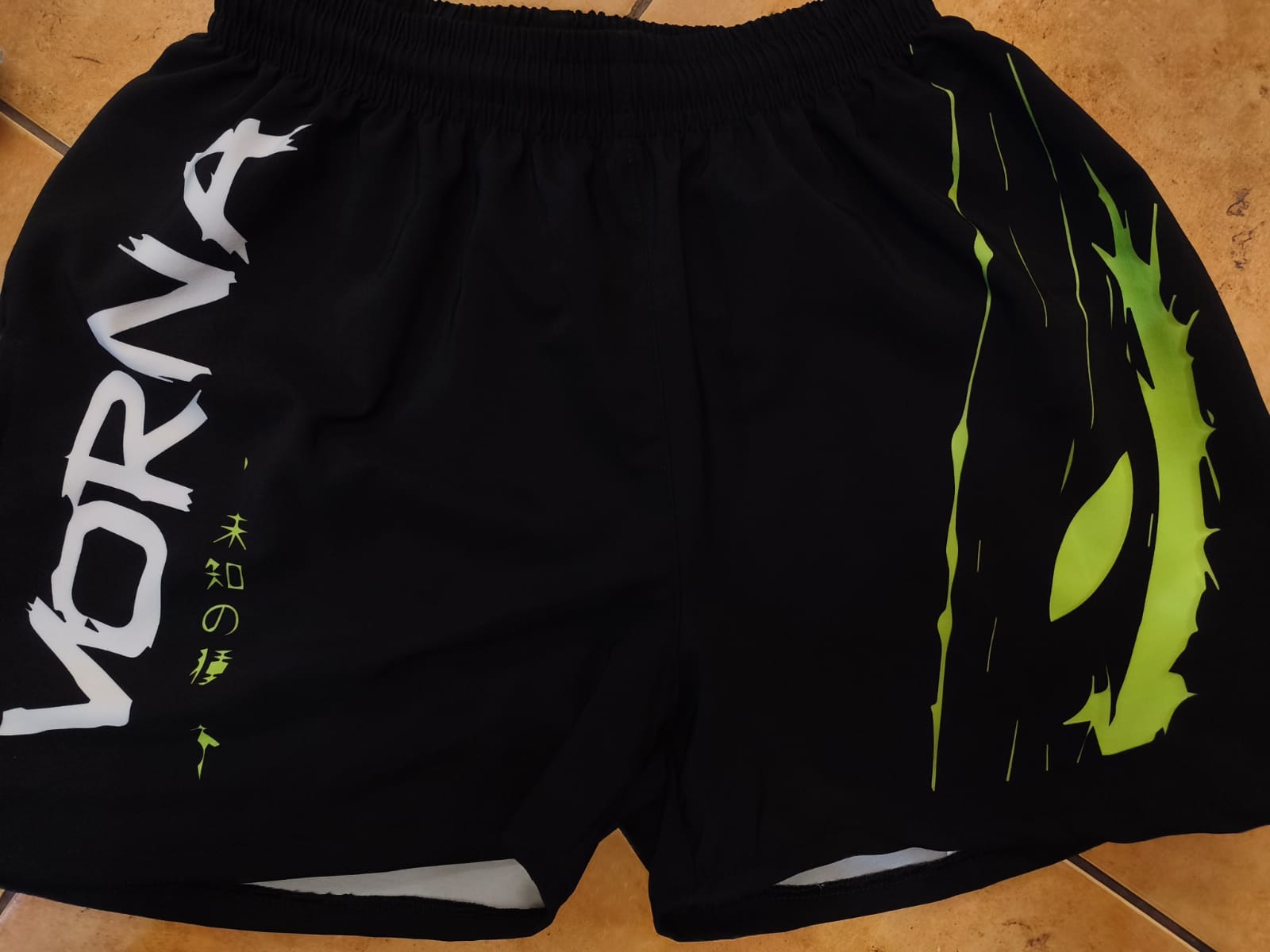 Pantaloneta negra y verde lima