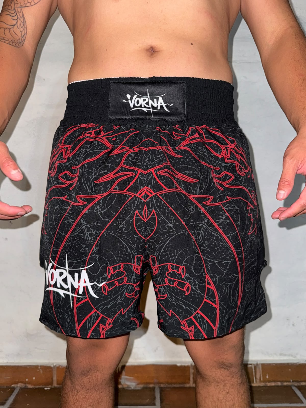 Pantaloneta negra — líneas rojas