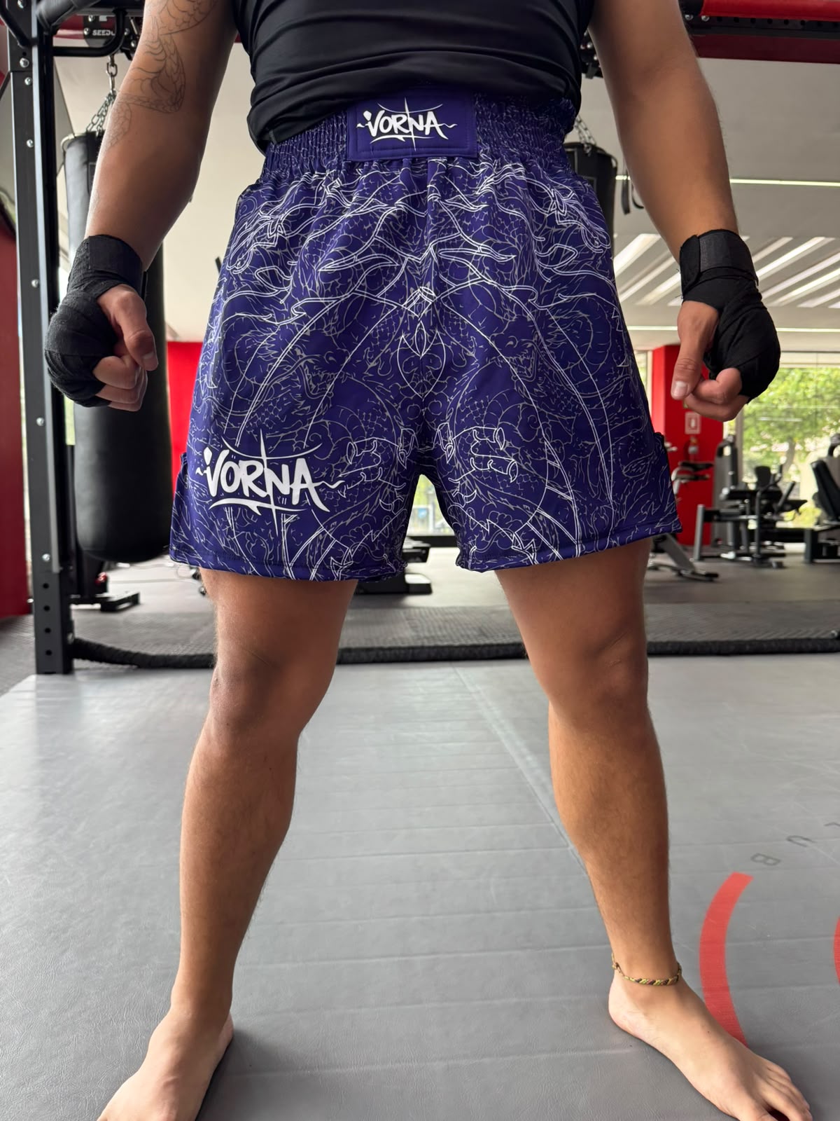 Pantaloneta morada — diseño de líneas