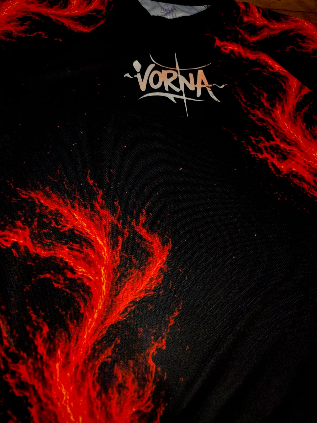 Camiseta negra y roja — motivo de ave