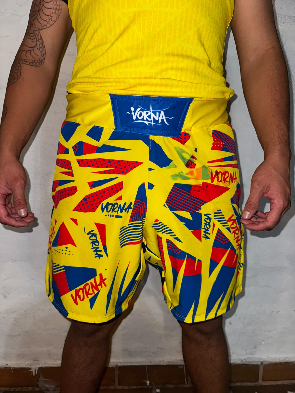 Pantaloneta amarilla multicolor